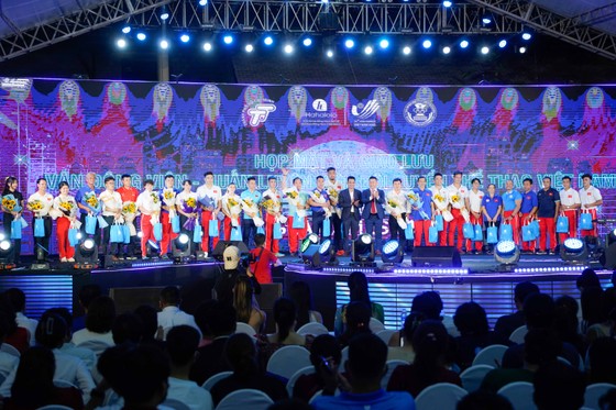 Dàn vận động viên, nghệ sĩ đứng chung sân khấu, hướng về SEA Games 31 tại TPHCM ảnh 3