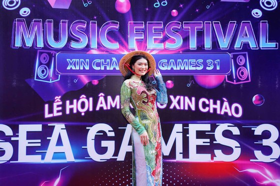 Dàn vận động viên, nghệ sĩ đứng chung sân khấu, hướng về SEA Games 31 tại TPHCM ảnh 6