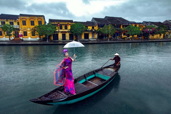 Hoa Hậu Giáng My với họa tiết hoa giấy trong bộ ảnh Hội An ngày mưa ảnh 1