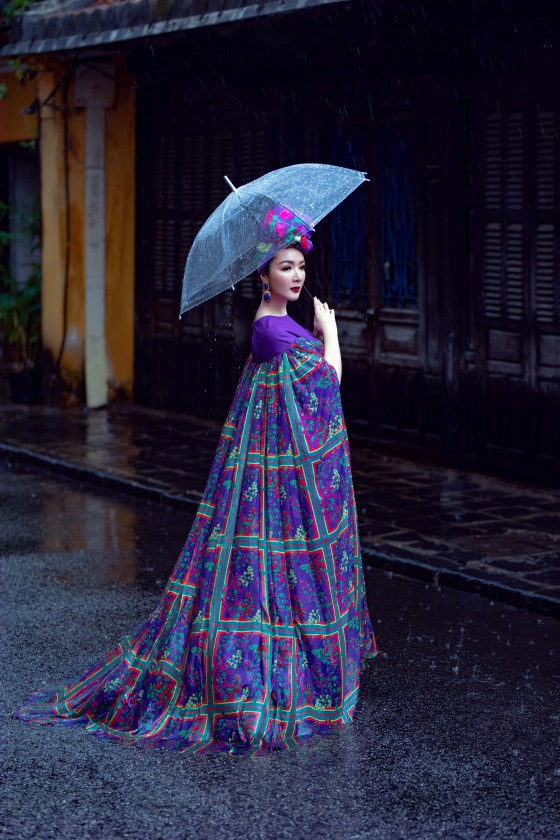 Hoa Hậu Giáng My với họa tiết hoa giấy trong bộ ảnh Hội An ngày mưa ảnh 7