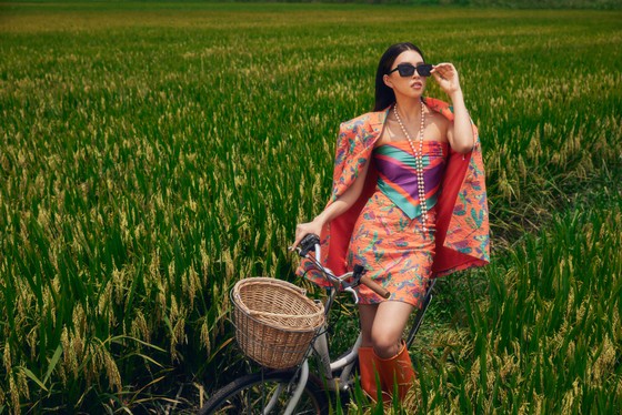 Tiểu Vy lăng xê thiết kế họa tiết chuồn chuồn ảnh 5