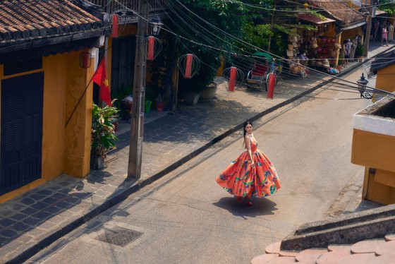 Tiểu Vy lăng xê thiết kế họa tiết chuồn chuồn ảnh 6