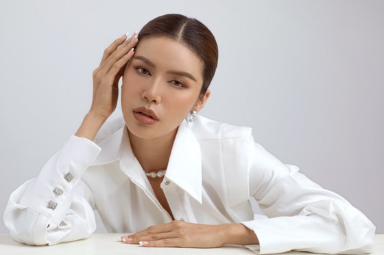 Hoa hậu Khánh Vân và Á hậu Hoàng Thuỳ lần đầu kết hợp trong bộ ảnh mới ảnh 5