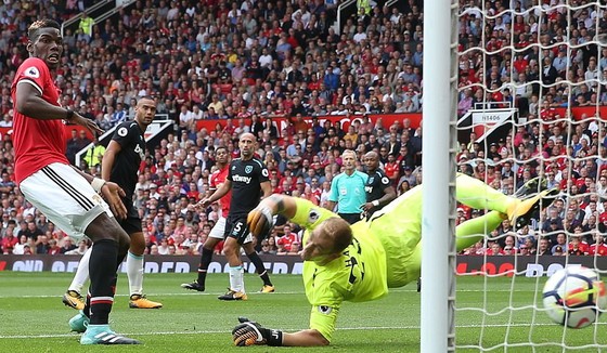 Man.United đè bẹp West Ham 4 - 0, Tottenham hạ Newcastle 2 - 0 ảnh 1