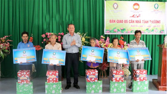 Ông Lưu Hoàng Tân - Chủ tịch, Giám đốc Công ty TNHH MTV Xổ số kiến thiết Đồng Tháp, trao quà cho các hộ nghèo