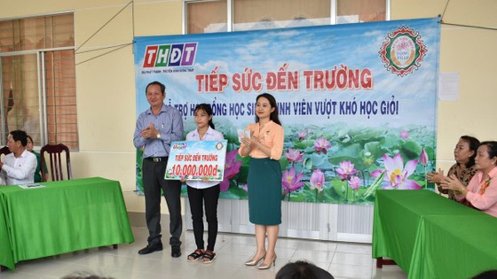 Cty TNHH MTV XSKT Đồng Tháp trao học bổng “Tiếp sức đến trường” giúp HS Hồng Ngự vượt khó học tập