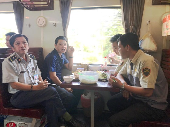 Hiu hắt đường sắt - Bài 3: Dâu bể bên thanh ray ảnh 4 Hiu hắt đường sắt - Bài 3: Dâu bể bên thanh ray ảnh 4
