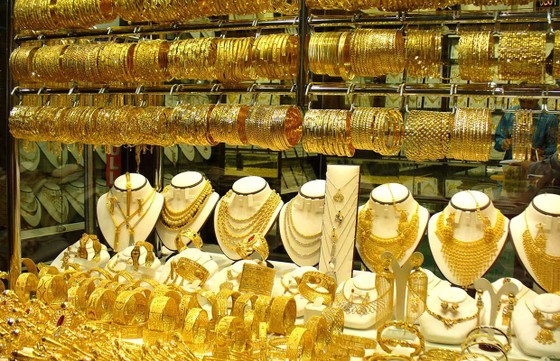 Vàng SJC đang đắt hơn vàng thế giới gần 8 triệu đồng mỗi lượng.