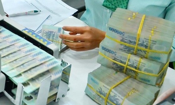 Theo quyết định NHNN vừa ban hành,  Mức lãi suất tối đa áp dụng đối với tiền gửi có kỳ hạn từ 1 tháng đến dưới 6 tháng là 5%/năm