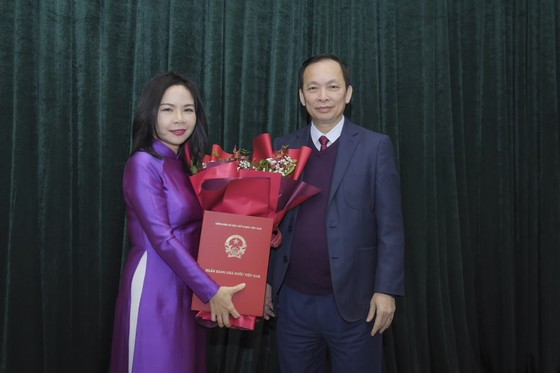 Phó Thống đốc Đào Minh Tú trao quyết định bổ nhiệm cho bà Hà Thu Giang.