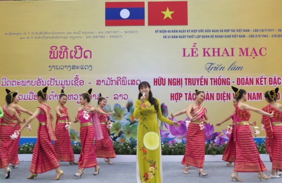 Ca múa tại lễ khai mạc triển lãm ảnh “Hữu nghị truyền thống, đoàn kết đặc biệt, hợp tác toàn diện Việt Nam - Lào”