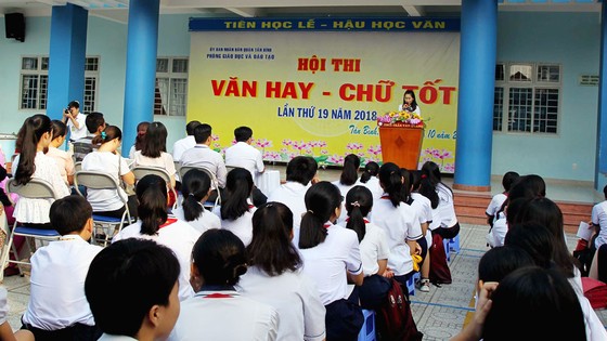 Sôi nổi cuộc thi “Văn hay chữ tốt” qua hành trình đến với bảo tàng ảnh 1