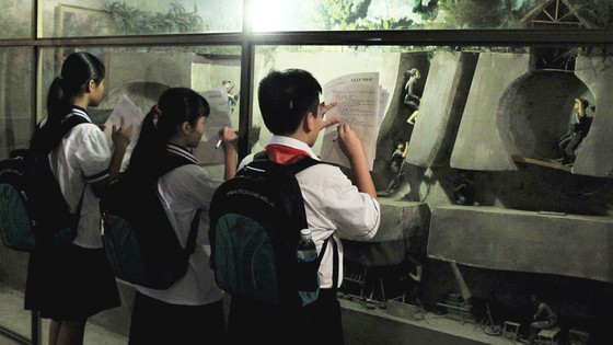 Sôi nổi cuộc thi “Văn hay chữ tốt” qua hành trình đến với bảo tàng ảnh 5