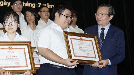 TPHCM tuyên dương, khen thưởng 618 học sinh giỏi tiêu biểu ảnh 2