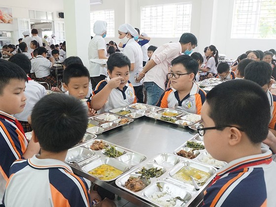 Phòng GD-ĐT quận 9 nhận trách nhiệm về chất lượng bữa ăn bán trú tại Trường Tiểu học Trần Thị Bưởi ảnh 1