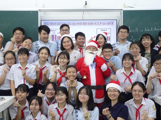 Thầy hiệu trưởng hóa thân thành ông già Noel tặng... iPhone 12 cho học sinh ảnh 3