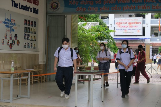 Thí sinh phấn khởi vì đề thi Ngữ văn nhẹ nhàng ảnh 6