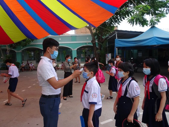 TPHCM: Đề xuất phương án mở cửa lại trường học tại những địa phương đảm bảo an toàn phòng chống dịch Covid-19 ảnh 1