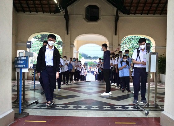 TPHCM: Hơn 500.000 học sinh các khối 7, 8, 10 và 11 trở lại trường học trực tiếp ảnh 5