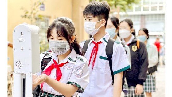 Học sinh Trường THCS Lý Phong (quận 5, TPHCM) chấp hành nghiêm quy định 5K khi học trực tiếp trở lại. Ảnh: HOÀNG HÙNG