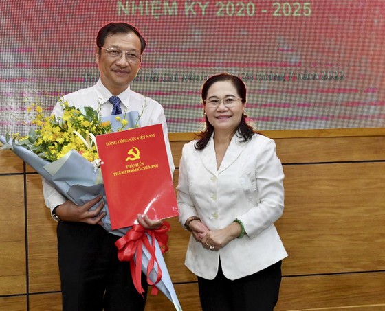 Chủ tịch HĐND TPHCM Nguyễn Thị Lệ trao quyết định cho đồng chí Lê Hoài Nam. Ảnh: VIỆT DŨNG