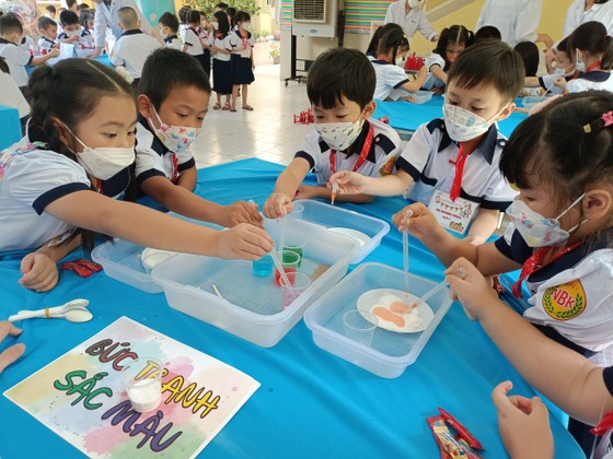 Học sinh lớp 1 hào hứng với ngày hội “Khoa học vui” ảnh 2