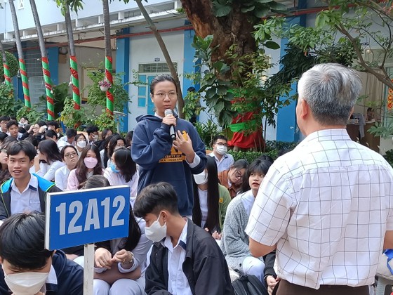 Nhấn vào ảnh để phóng to TPHCM: Học sinh phổ thông tìm hiểu về ứng dụng ChatGPT ảnh 2