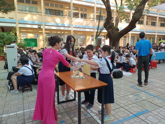 Học sinh Trường THCS Tân Bình (quận Tân Bình) tham gia đóng góp chia sẻ với các hoàn cảnh khó khăn ảnh 1