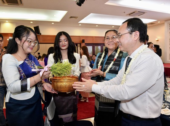 Lãnh đạo TPHCM chiêu đãi sinh viên Lào, Campuchia nhân tết cổ truyền của hai nước  ảnh 2