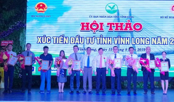 Ông Trần Văn Rón, Bí thư Tỉnh ủy Vĩnh Long trao quyết định đăng ký đầu tư cho 12 dự án