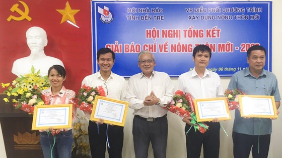 Ông Trần Cao Tư, Chủ tịch Hội Nhà báo tỉnh Bến Tre (giữa) chúc mừng các tác giả có tác phẩm đoạt giải Nhì