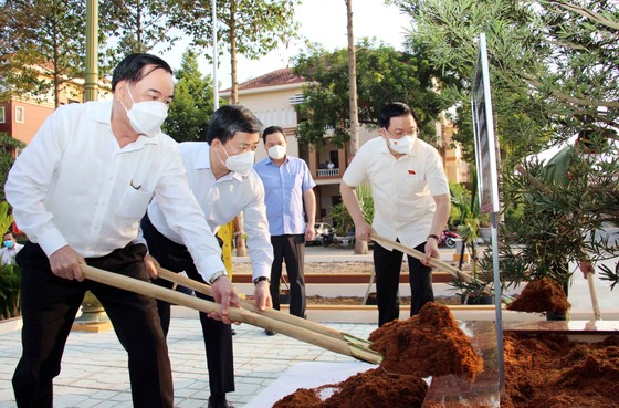Chủ tịch Quốc hội Vương Đình Huệ trồng cây lưu niệm