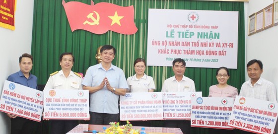 Chủ tịch Hội Chữ thập đỏ tỉnh Đồng Tháp tiếp nhận tiền ủng hộ 