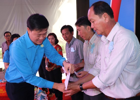 Chủ tịch Công đoàn Viên Chức TPHCM Lương Tuấn Anh trao quà tết CC-VC-NLĐ khó khăn