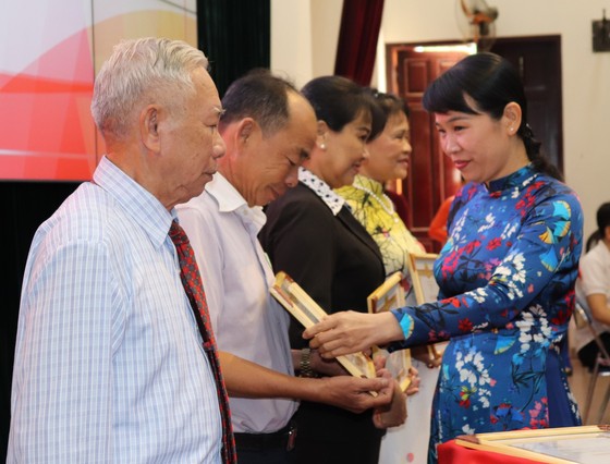 Bí thư Quận ủy quận Tân Phú Lê Thị Kim Hồng tặng Bằng khen cho các điển hình “Dân vận khéo”