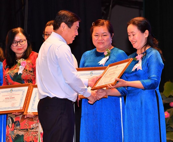 Tạo điều kiện thuận lợi nhất để phụ nữ TPHCM phát triển ảnh 4 Tạo điều kiện thuận lợi nhất để phụ nữ TPHCM phát triển ảnh 4