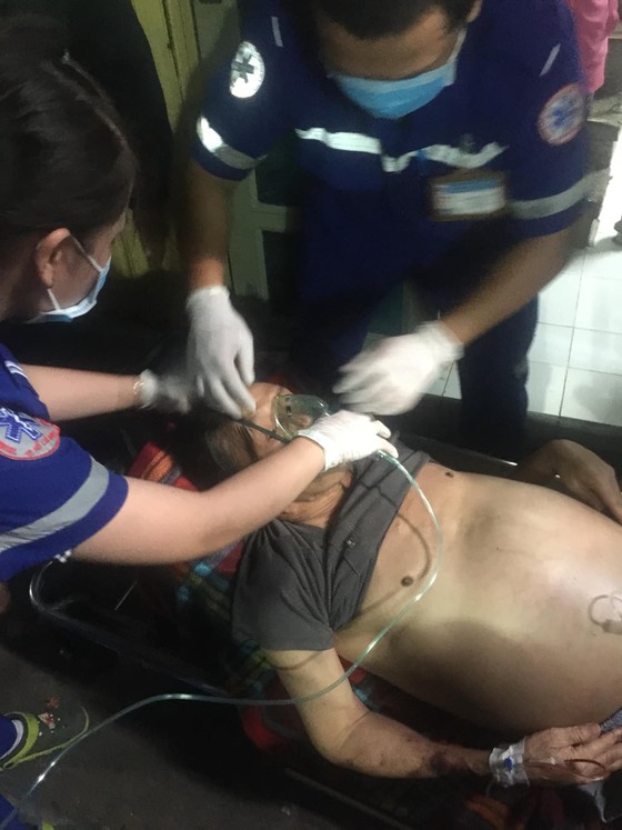 Giải cứu người đàn ông mắc kẹt trong căn nhà 3 tầng ảnh 1 Giải cứu người đàn ông mắc kẹt trong căn nhà 3 tầng ảnh 1