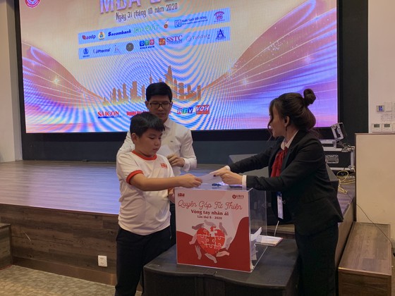 Trao tặng học bổng cho con công nhân mắc bệnh hiểm nghèo ảnh 2 Trao tặng học bổng cho con công nhân mắc bệnh hiểm nghèo ảnh 2