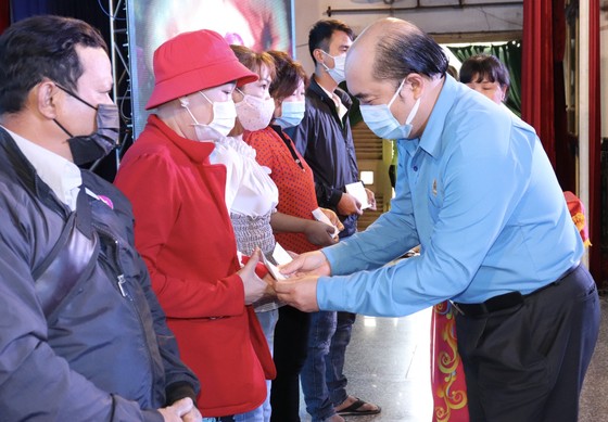 Ông Hồ Xuân Lâm, Phó Chủ tịch Liên đoàn Lao động TPHCM trao quà cho công nhân bệnh hiểm nghèo 