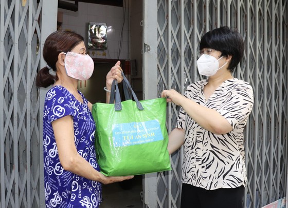Trao 10.000 túi an sinh đến tay người dân khó khăn ảnh 3