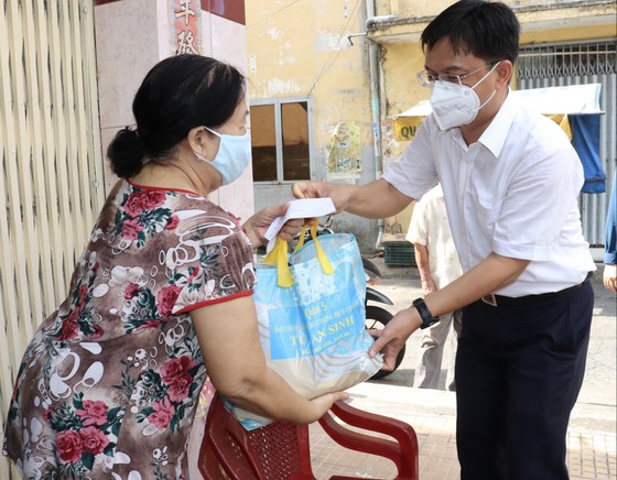 Bí thư Quận ủy quận 5 Nguyễn Mạnh Cường trao túi an sinh người dân khó khăn tại phường 8