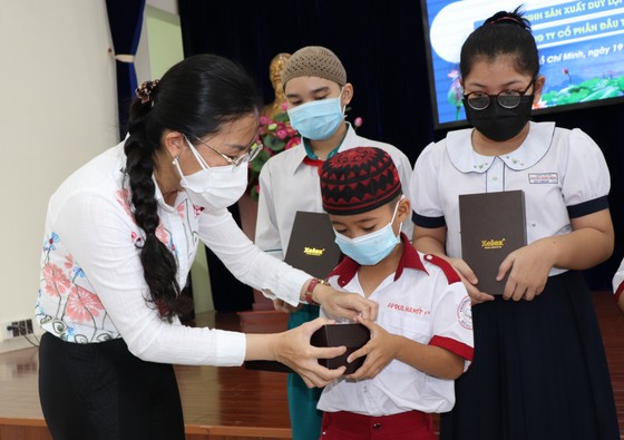 Phó Chủ tịch Ủy ban MTTQ Việt Nam TPHCM Phan Kiều Thanh Hương trao máy tính bảng cho học sinh dân tộc thiểu số