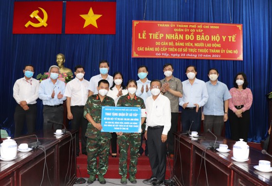 Trao đồ bảo hộ cho lực lượng tuyến đầu chống dịch Covid-19 ảnh 1