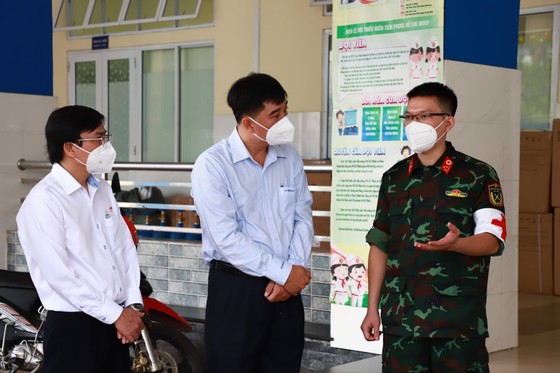 Trao đồ bảo hộ cho lực lượng tuyến đầu chống dịch Covid-19 ảnh 3