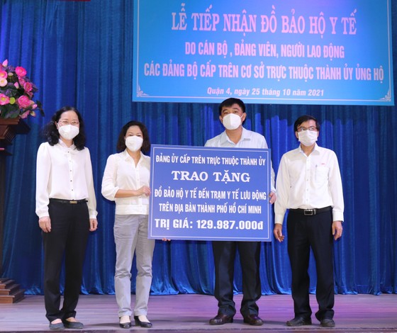 Trao đồ bảo hộ cho lực lượng tuyến đầu chống dịch Covid-19 ảnh 4