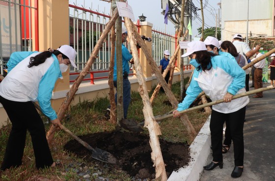 Phó Bí thư Thành ủy, Chủ tịch HĐND TPHCM Nguyễn Thị Lệ thực hiện trồng cây xanh tại lễ phát động