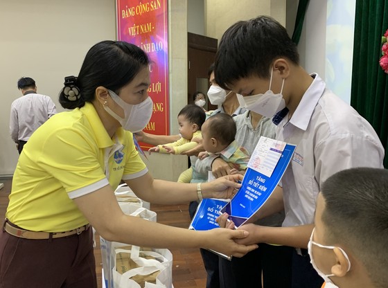 Chủ tịch Hội LHPN TPHCM Nguyễn Trần Phượng Trân tặng sổ tiết kiệm cho trẻ mồ côi do dịch Covid-19