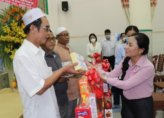 Thăm, chúc mừng cộng đồng Hồi giáo Islam nhân Đại lễ Raya Idil Adha ảnh 3