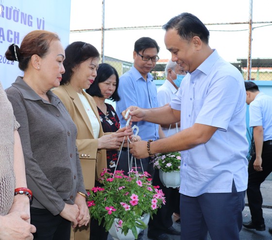 Chủ tịch UBND quận Phú Nhuận Nguyễn Đông Tùng tặng cây xanh cho người dân tại lễ phát động