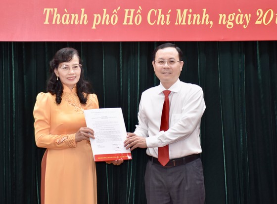 Thành ủy TPHCM trao quyết định nhân sự nhiều vị trí ảnh 2